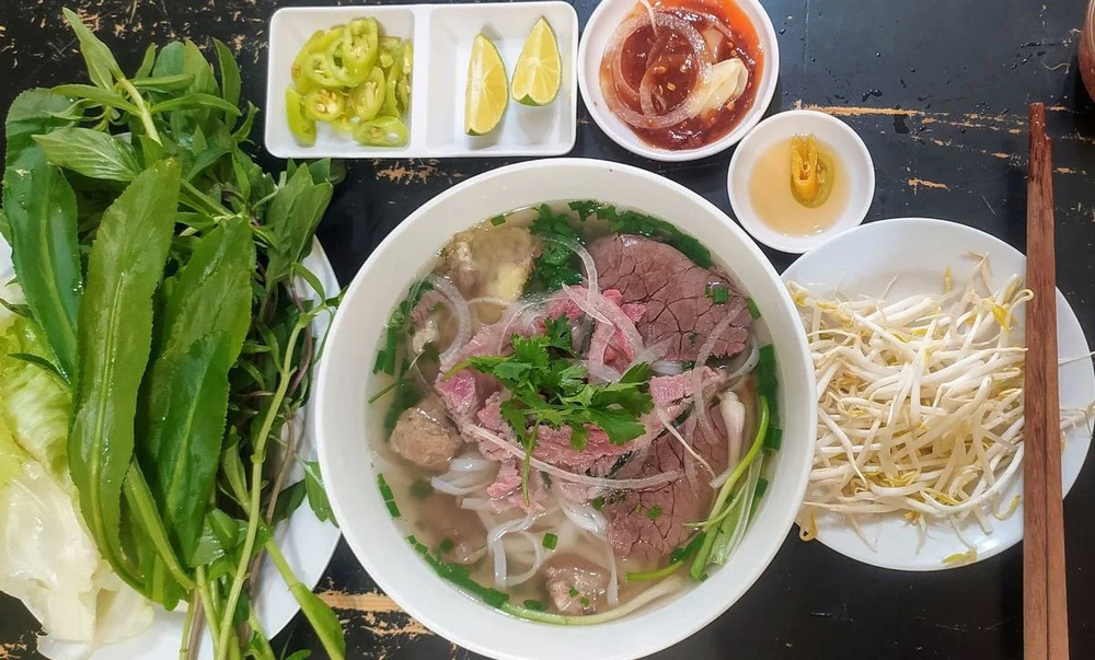 Bát phở nóng hổi đậm đà vị thịt bò